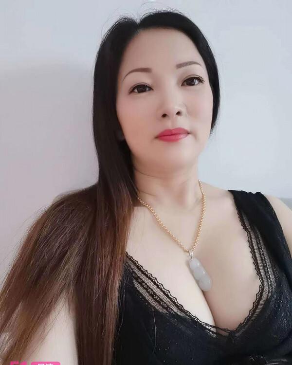清湖地铁站巨乳风韵熟女