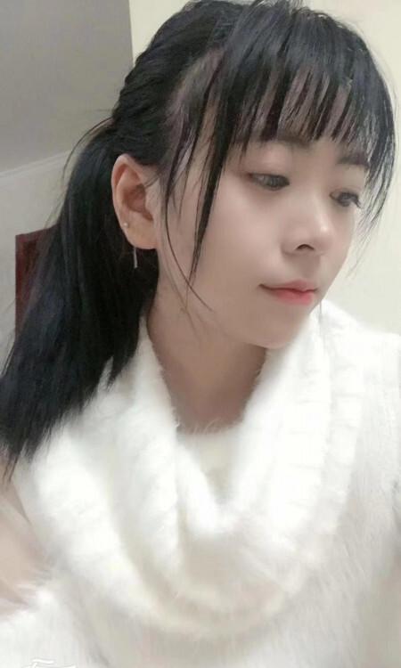 年轻可爱的虎牙小妹子