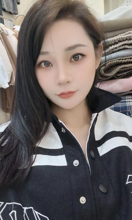 可舌吻大胸兼职妹妹