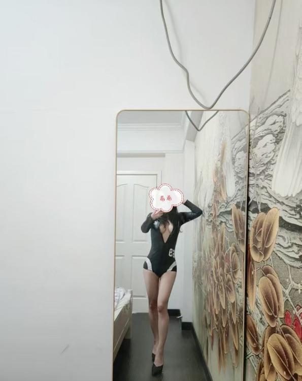 回锅一线天小姨子