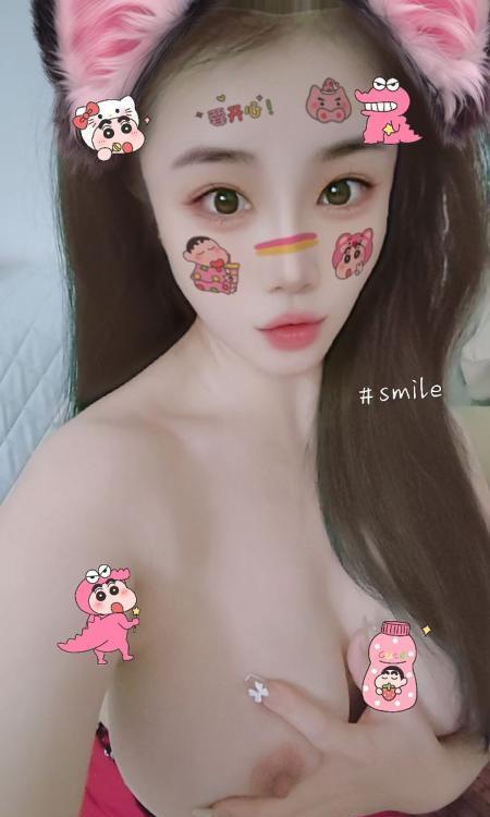 白嫩豪乳可舌吻