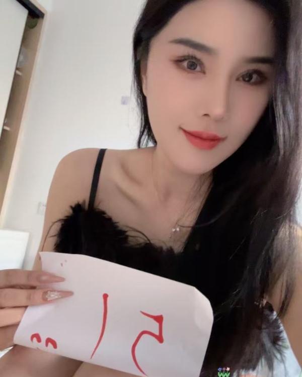 身材好美女月亮