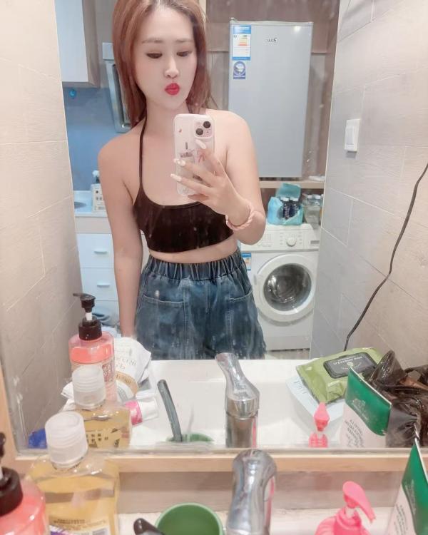 粉嫩美乳白虎妹