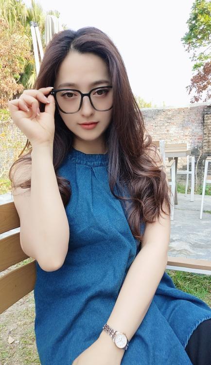 越秀眼镜轻熟妇