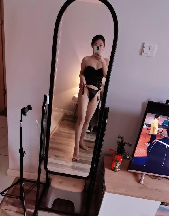 性感小长腿骚曼曼