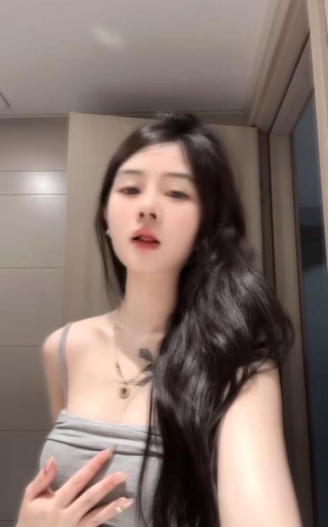 20岁白嫩微胖小妹