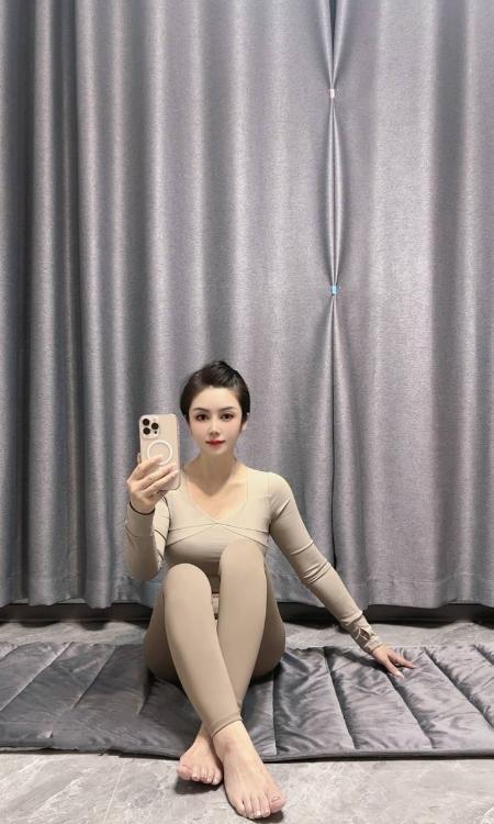 上城瑜伽美足少妇