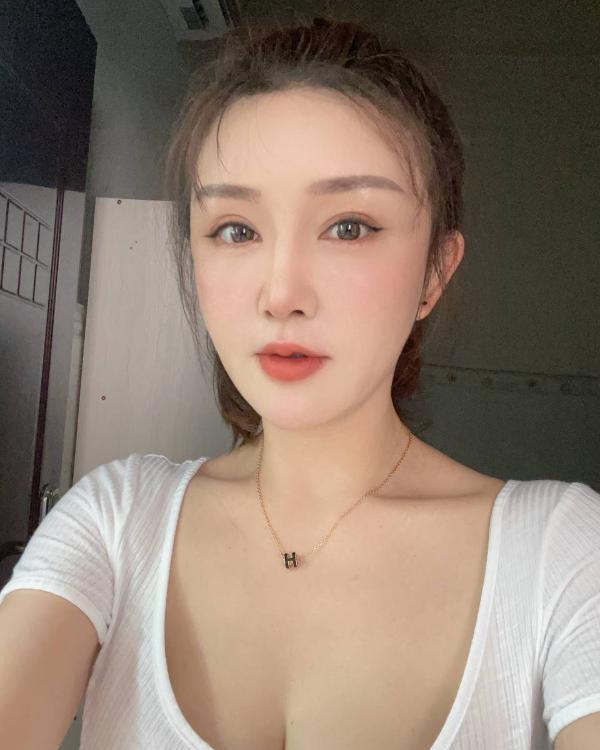 丰胸美臀的小少妇