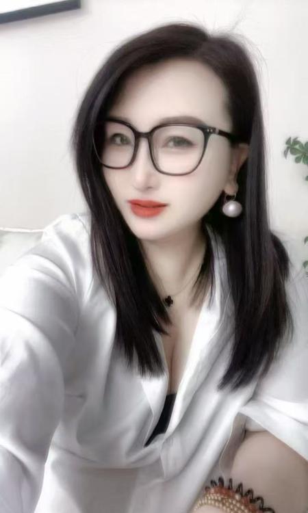 瑶海眼镜骚气少妇