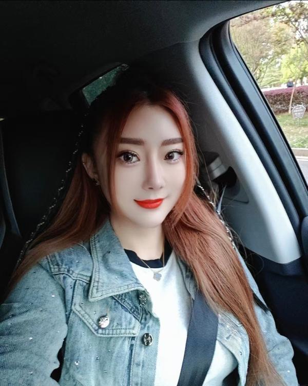 高挑迷人的小姐姐