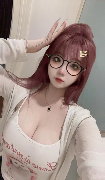 前凸后翘的小妖精