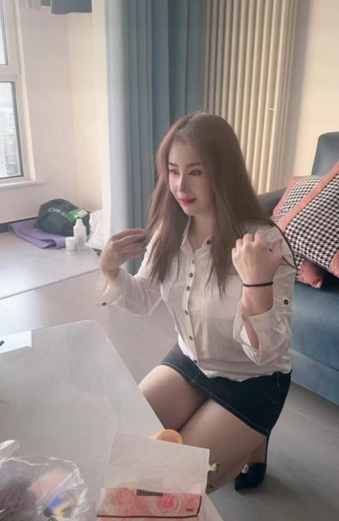 骚气冲天翘臀妹