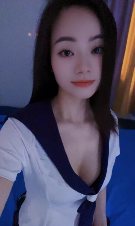 皮肤白嫩小姐姐茉莉