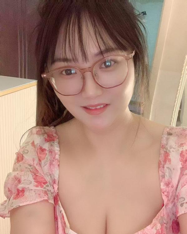 蜀山粉嫩大胸妹