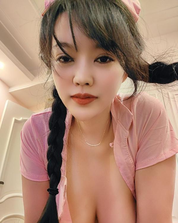 麻花辫d奶妹子