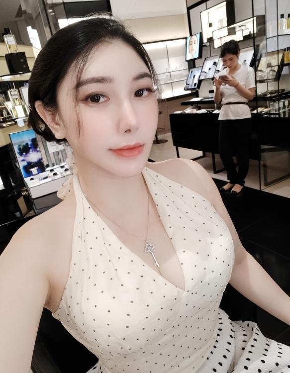 sm夹乳肥臀骚货