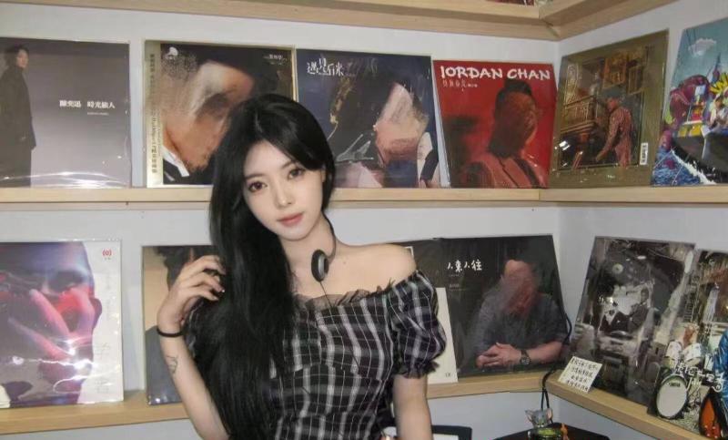 高颜值蜜桃臀思思