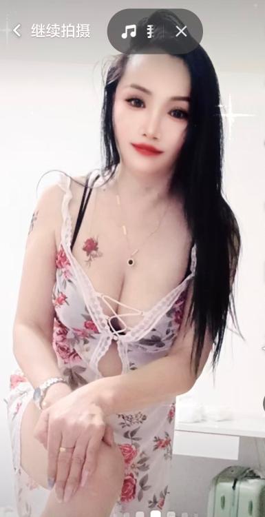 丰满身材大胸妹