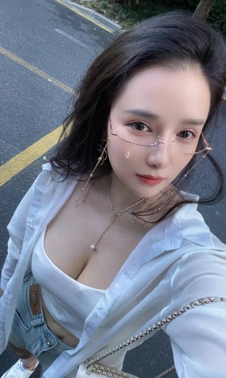 眼镜混血妹爱丽丝