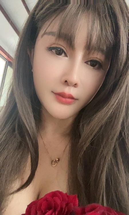 美少妇激情舌吻