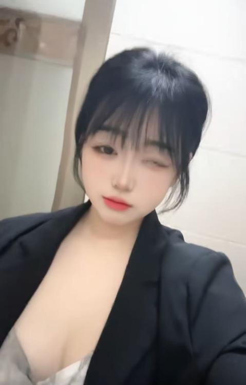 年轻微胖大胸妹