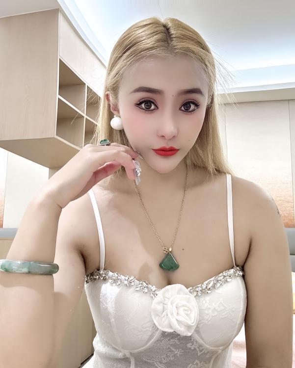 穿白睡衣的朵朵老师