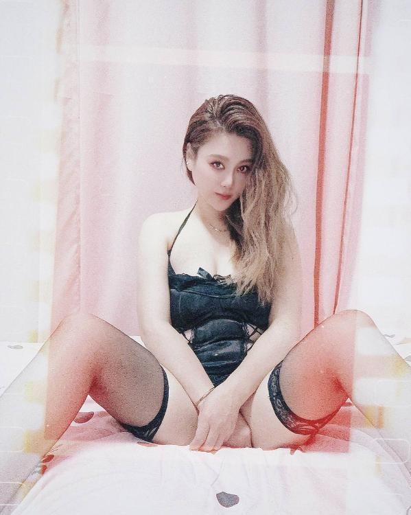 武汉黑丝情趣骚女倩倩