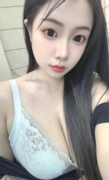 性感大胸小骚货