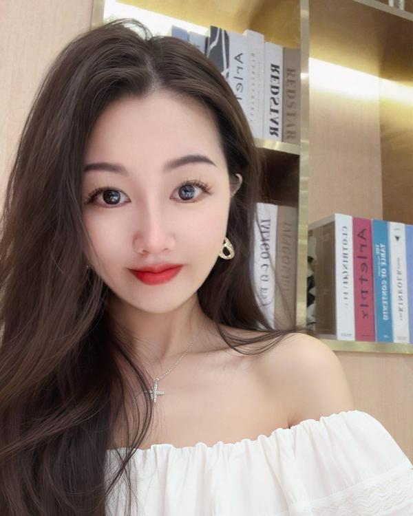 禅城蜜桃臀美琪