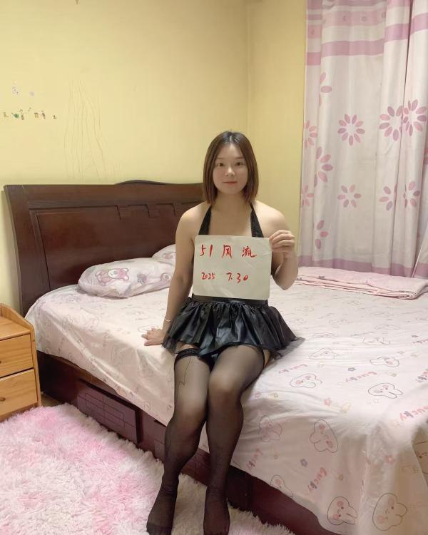 外表清纯骚货小姐姐