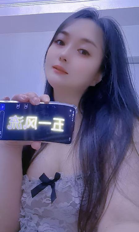 服务型苗条少妇