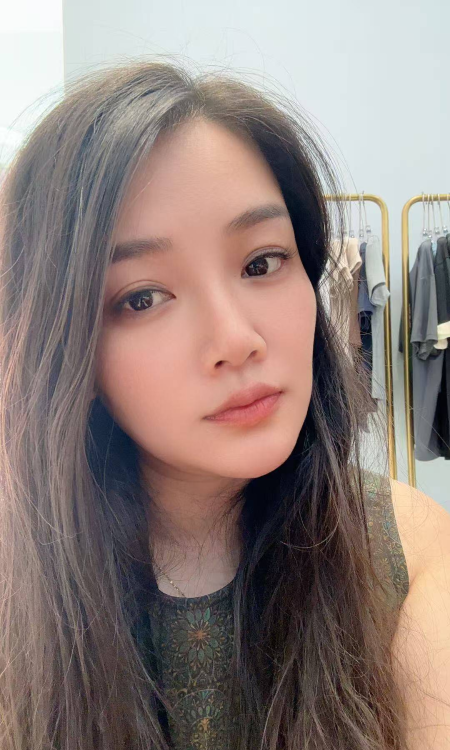 滨湖玩的开放的美女