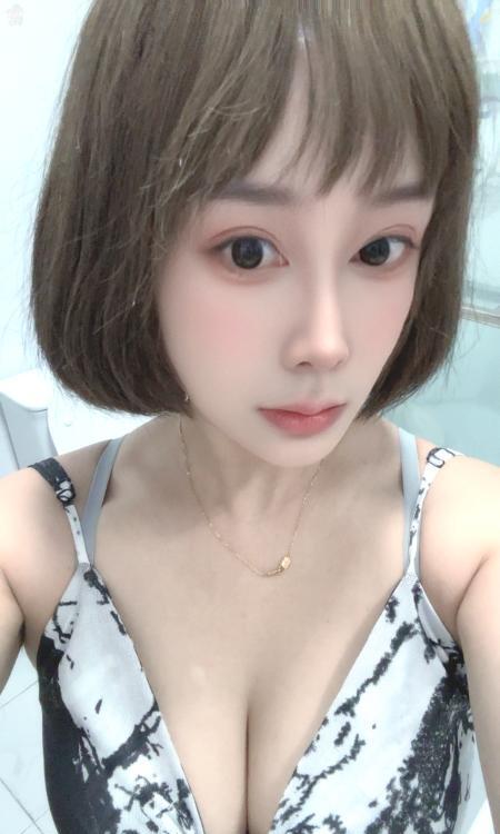 可爱腼腆大胸小妞