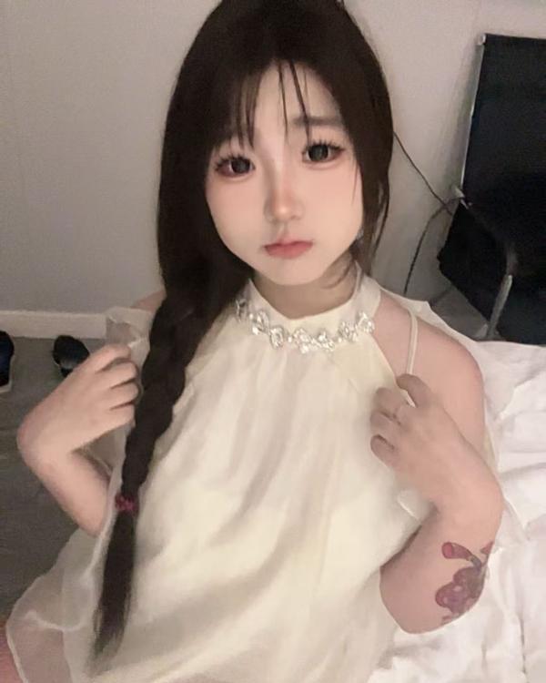 wt三点粉白虎嫩妹