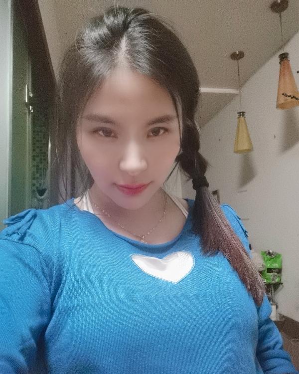 汉口火车站娇小女人