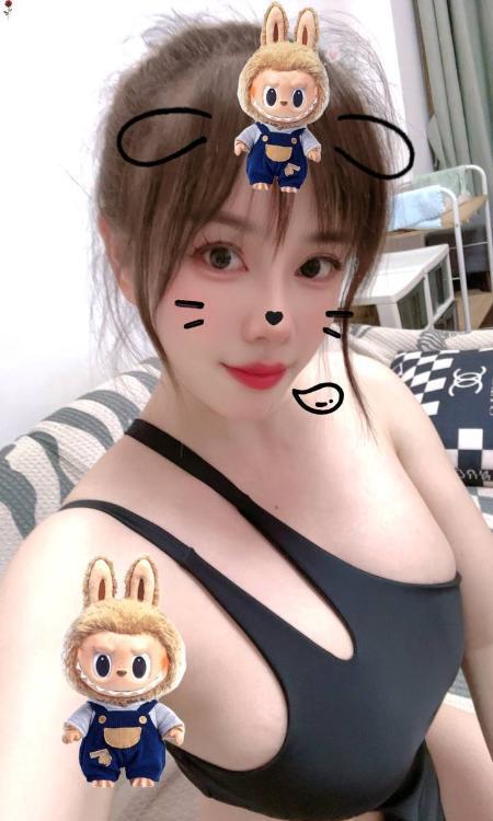 白嫩大奶小甜心