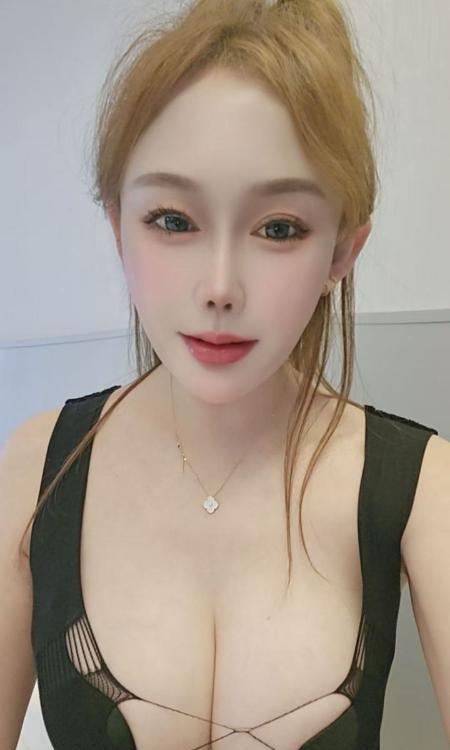 肤白貌美大胸妹