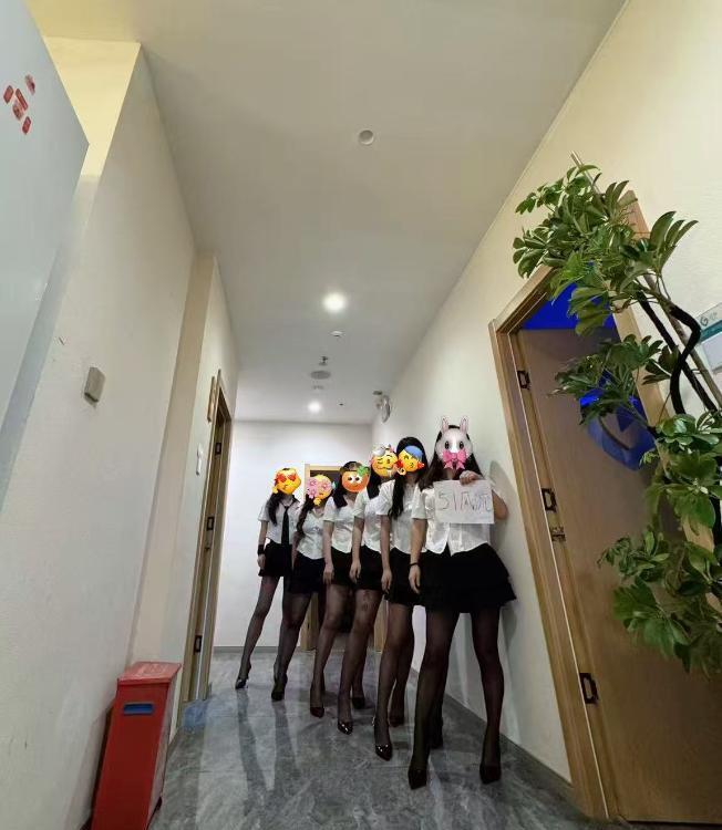 清涩8位小姐姐在店