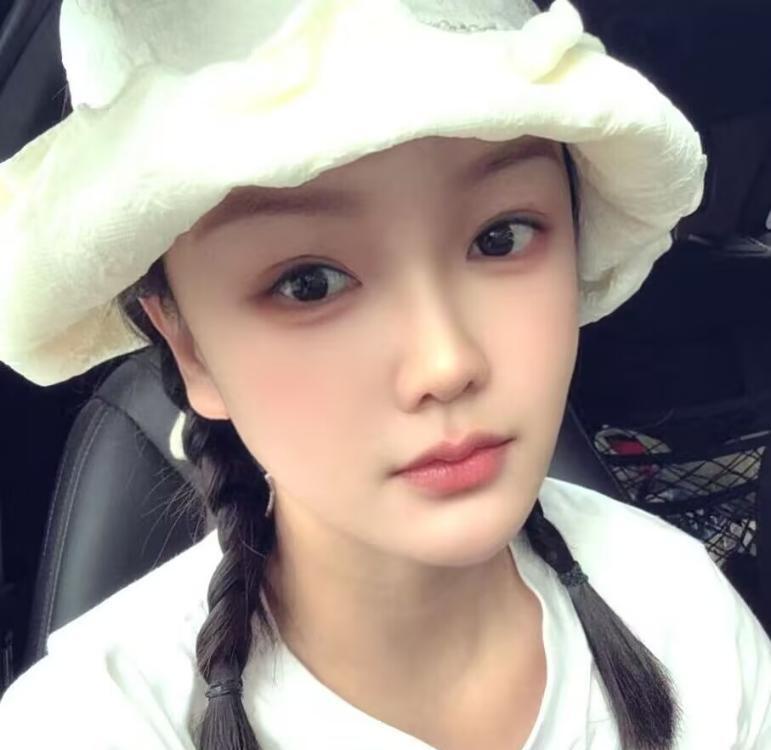 肤白腰细长腿依依