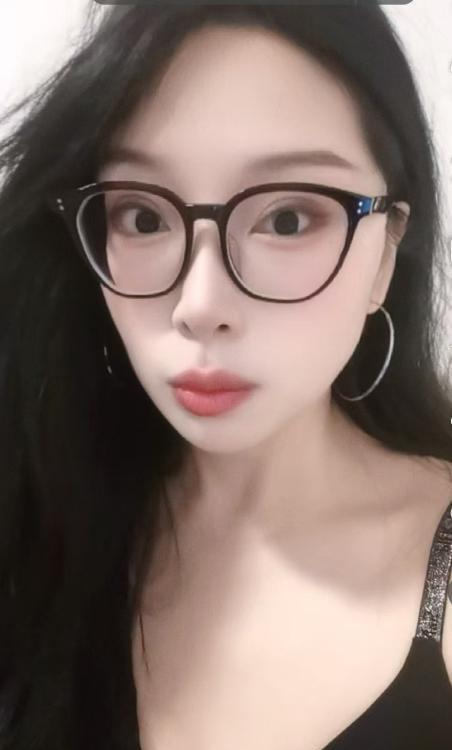 天河眼镜少妇芯芯