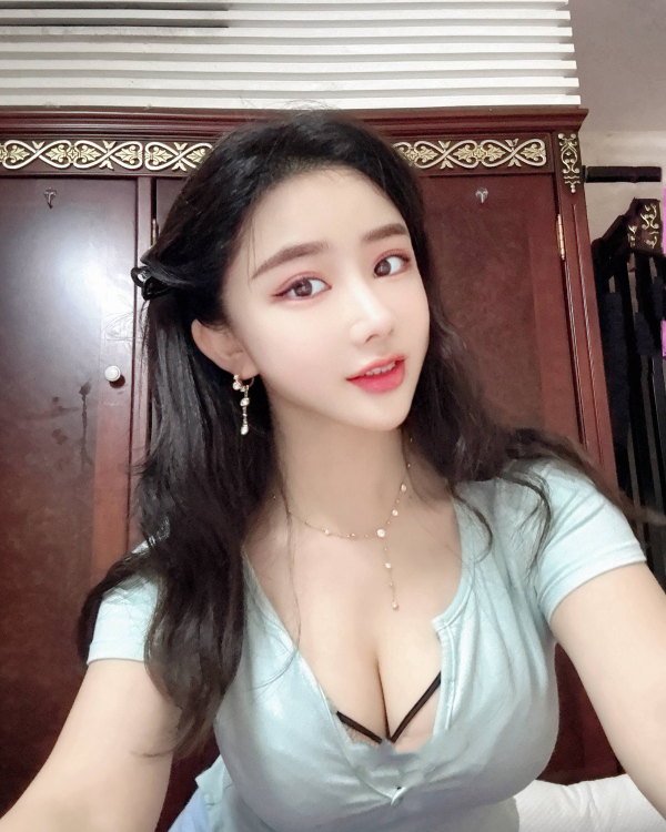 后人巨乳翘臀罗湖希希