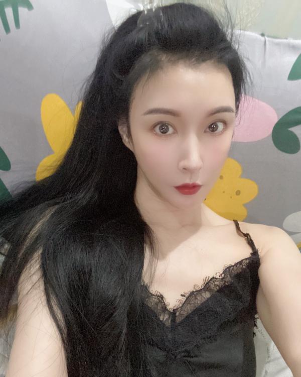 前凸后翘的小姐姐