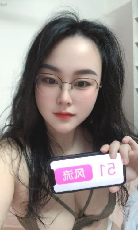 浦东吊钟乳眼镜妹