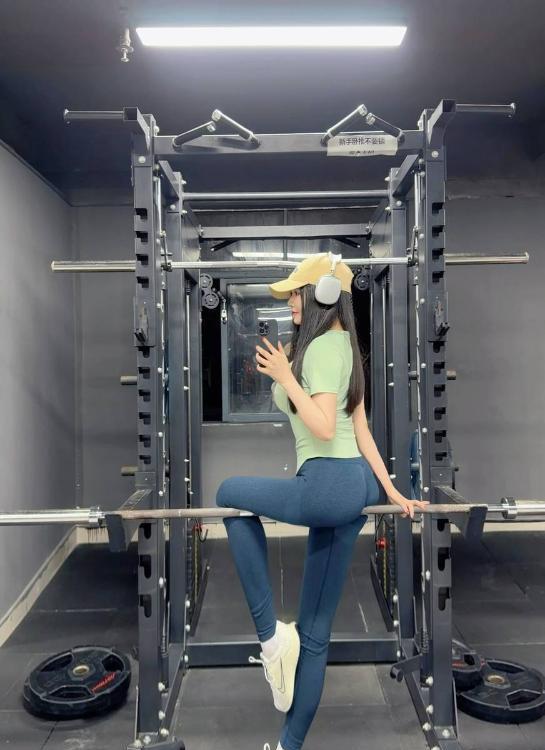 身材火辣蜜桃臀老师